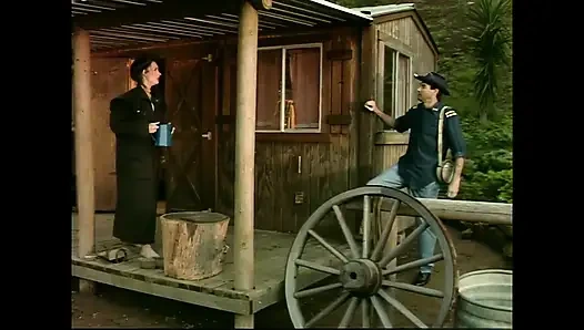 Seks için hevesli bir esmer, tutkuyla yalanıp sevişilmesine izin verir