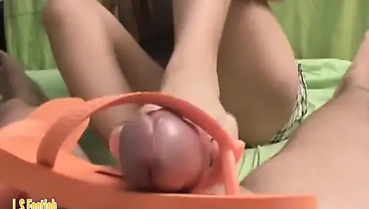 Seksi orta yaşlı seksi kadın terlikli ayakla mastürbasyon yapıyor