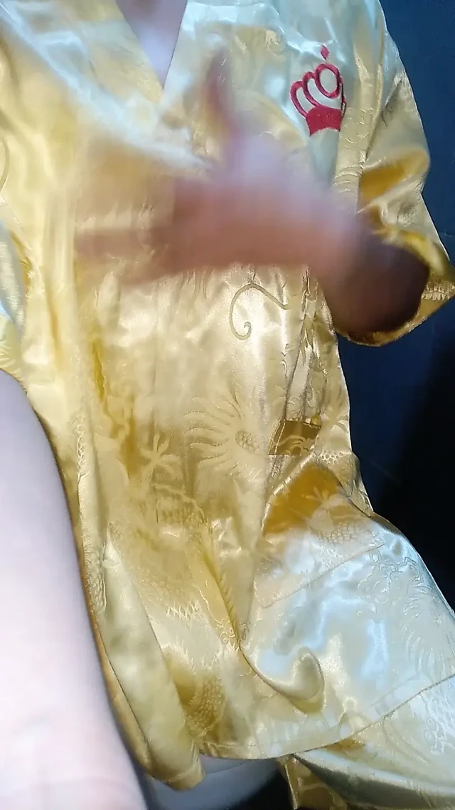 Travesti boşalması saten pijama giyiyor