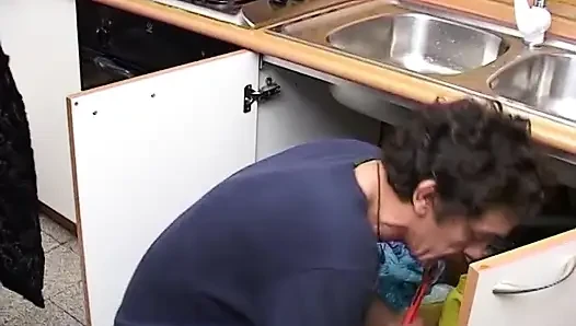 Seksi çoraplı kızıl saçlı amatör olgun götten sikişmeyi seviyor