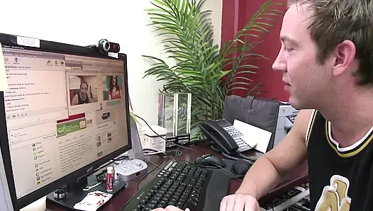 Esmer genç kız büyük bir yarakla sikiliyor ve dölleniyor