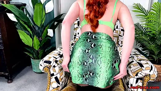 Büyük memeli orta yaşlı seksi kadın kırmızı xxx ile külotlu çorap zevki