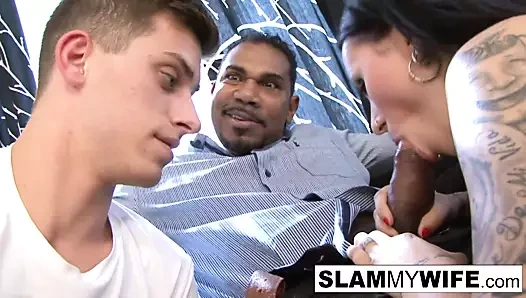 Vahşi esmer büyük bir siyah yarağı götüne sokuyor