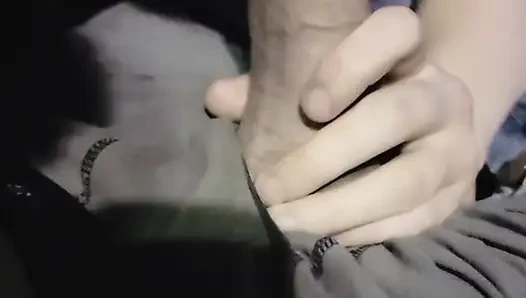 Tatlı kız arabada gece geç saatlerde sakso çekiyor