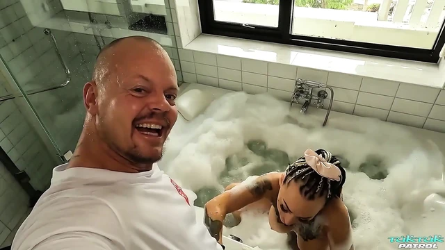 Tuktukpatrol büyük memeli Asyalı hatun yabancı yarağı seviyor