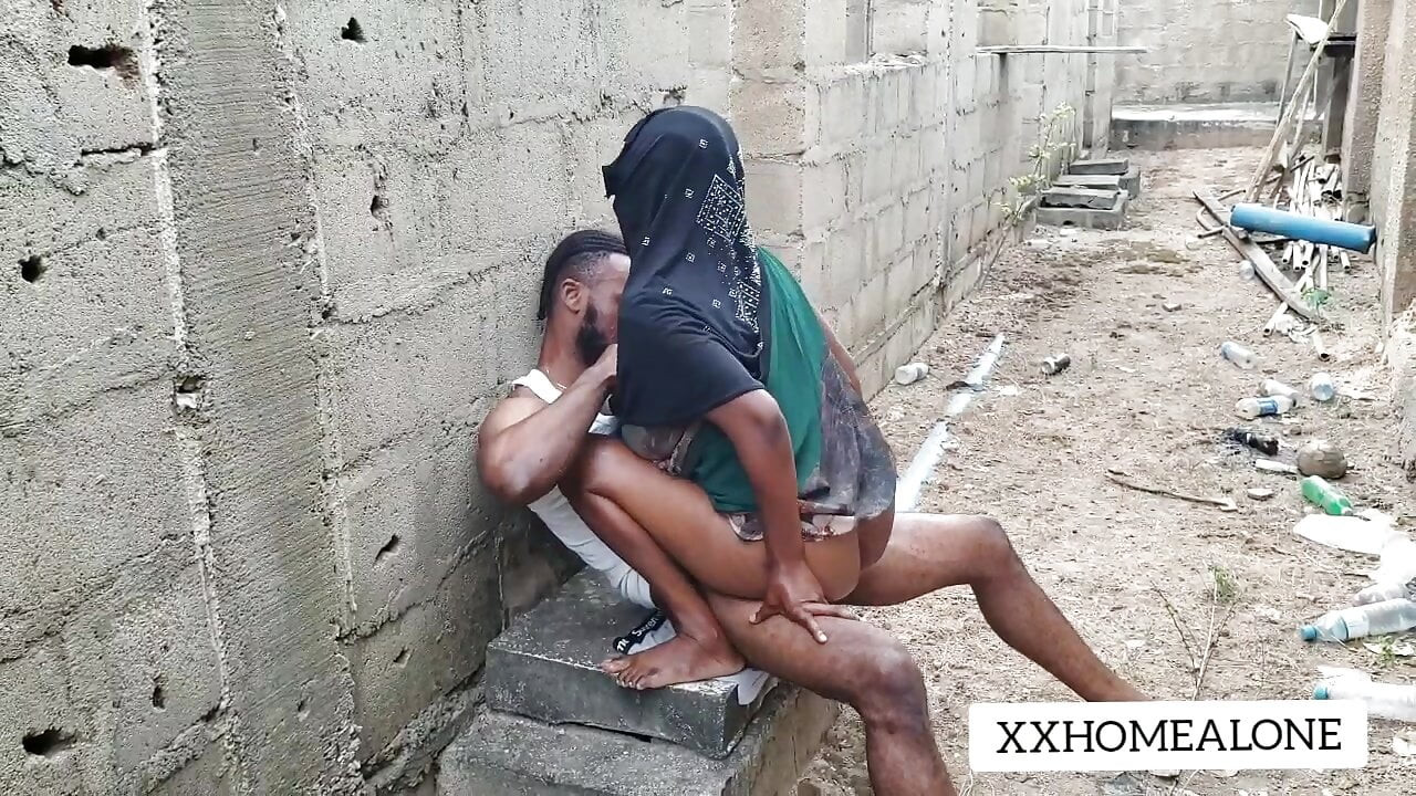 Afrikalı büyük horoz bir sokak fahişesi tarafından cennete gidiyor.