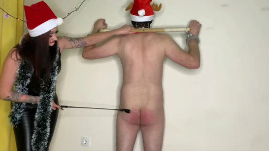 Çıplak göte şaplak atma. Dominatrix Nika kölenin götüne şaplak atıyor. Bdsm kadın egemenliği