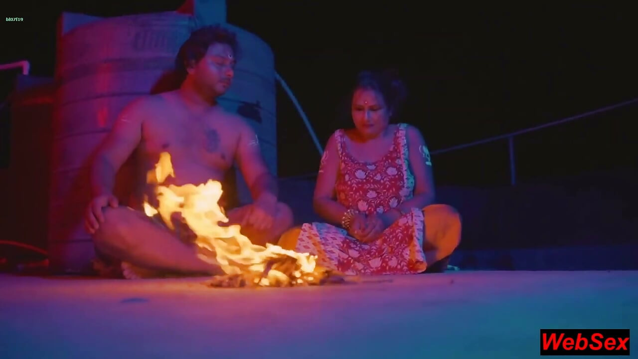 Vondo sadhu köyde güzel boşanmış karısını sikiyor! Desi Sex
