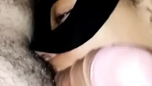 Üvey baba üvey kızına ilk kez gırtlağına kadar almayı ve işemeyi öğretiyor