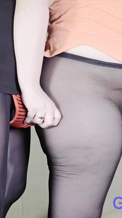 Захватывающий момент из "Мачехе трахнули пальцами киску после ношения просвечивающихся штанах перед пасынком"