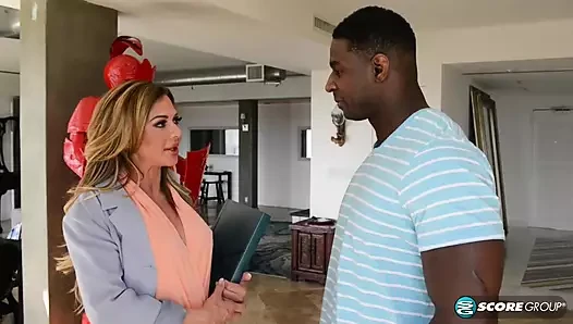 Seksi emlakçı ve büyük, siyah yarak