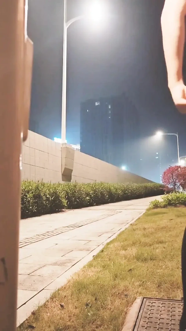 Açık havada, anal seks yapıyor ve fışkırtıyor