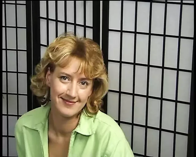 Маленький пенис трахает трех голодных милф