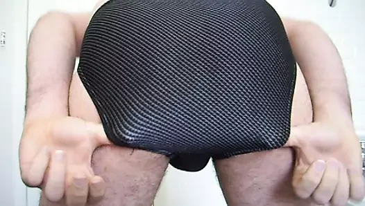 Speedo ve Adidas'ın mayolarını deniyor. Mastürbasyon ve speedo'ya boşalma sonra onları giy.