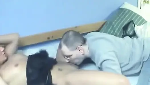 Randy sarışın sürtük ağzını ve amını siktiriyor