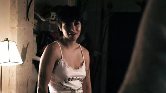 Saf tabu ahlaksız üvey baba üvey kızının bakire en iyi arkadaşının içine boşalıyor