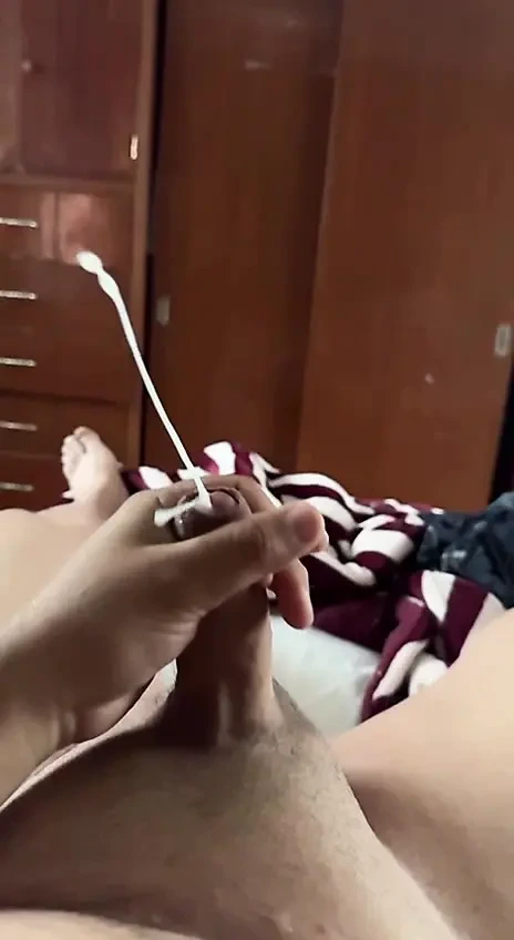 Mastürbasyon yapıyor ve sert boşalıyor - JPER11XXX