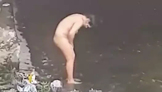 Çingene kız derede yıkanıyor