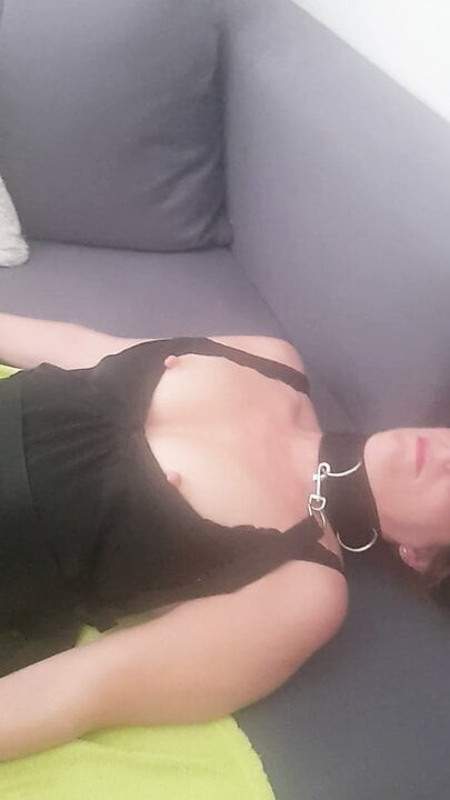 Muazzam pompalanmış kedi dudakları ile inanılmaz seksi yeni kız güzel bir derin boğaz ve acı veren yüksek sesle çığlık atan assfuck verir