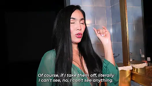 Büyük götlü orta yaşlı seksi kadın hata yapıyor ve sonunda iyi donanımlı üvey oğlunu sikiyor.