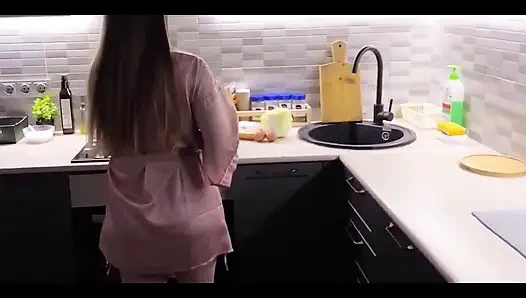 Tombul sevimli hatun geceleri mutfakta sert sikiliyor