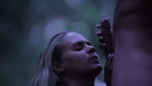 Fransız sarışın kız oral seks içinde the wood