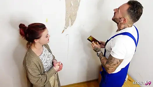 Minik Alman kızıl saçlı evli kadın Lizzy Rose işçiyi sert aldatan sikiş için baştan çıkarıyor