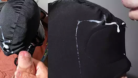 Yarağını emiyor ve kafama kaputun üstüne geliyor