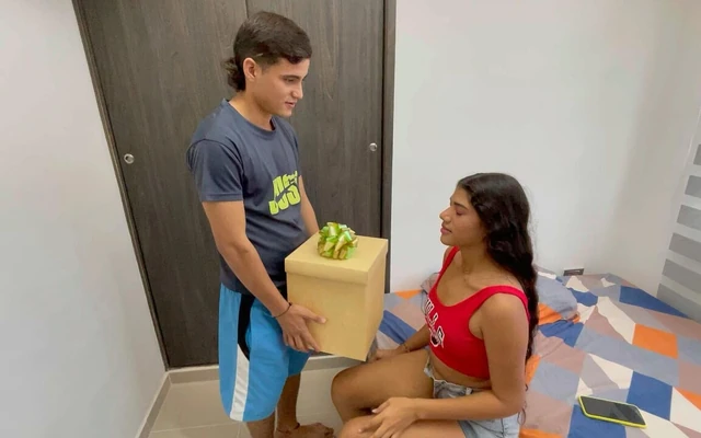 Мой большой член - подарок Святого Валентина моей застенчивой сводной сестре.