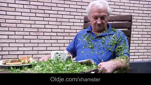 Teenie Школьница глотает у дедушки с камшотом на улице, трахается