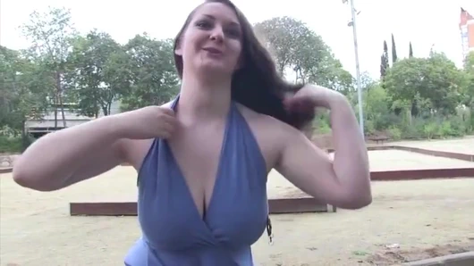 Kilolu esmer sürtük ateşli döllerin tadını seviyor