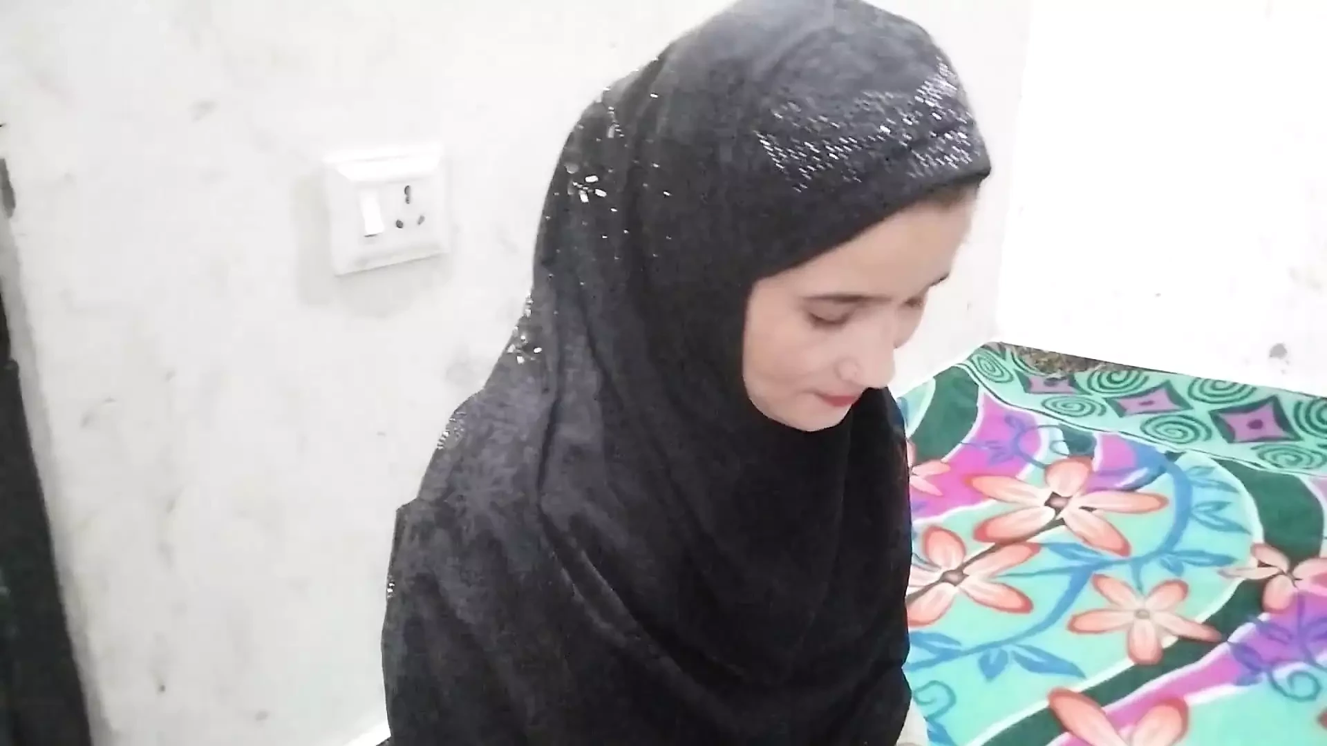 Muslim girl ka burkha utaar kar jabar dasti chod diya