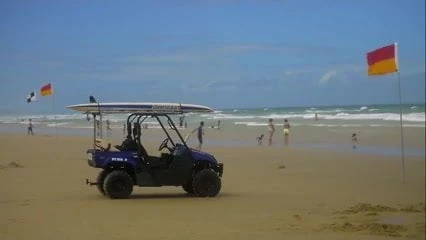 Daniela hantuchova bikinili dalgalara biniyor