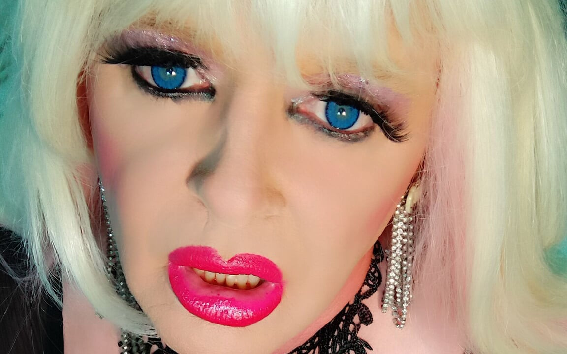 Çoraplı ve topuklu travesti sürtük