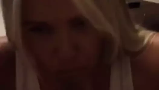 Ateşli karısı aşkla kocasının aletini emiyor