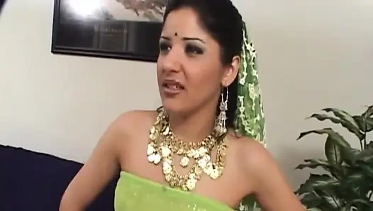 Asyalı amcık iş başında göğüslerine boşalıyor