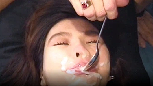 retro Asya hemşire yiyor Cum ile bir kaşık sonra çevreleyecek