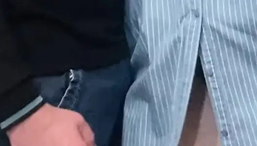 Sapık Yaşlı Adam Metro'da Parmaklarıyla Vajina Mastürbasyon Yapıyor