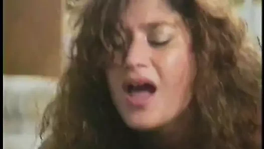 Edepsiz sürtük sıkı göt deliğini şişman bir seks oyuncağıyla genişletiyor