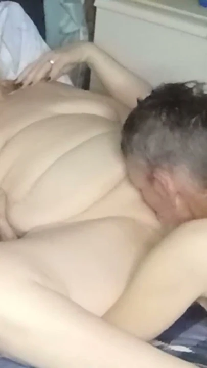 Sıcak Tombul MILF Komşusunun Amını Yemesine İzin Veriyor! Güzel Orgazm! | Bölüm 2