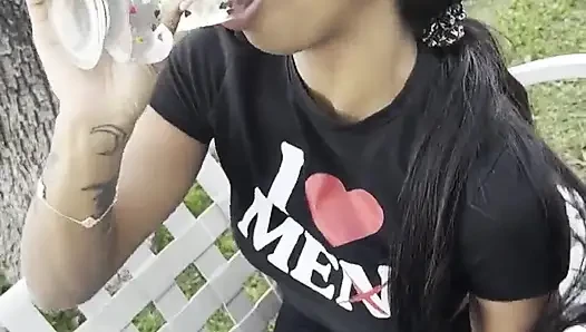 Succhia dildo e scopa squirt anale