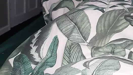 Üvey oğlunun yarağı üvey annesinin eliyle dokunulduğunda neredeyse ağlıyor