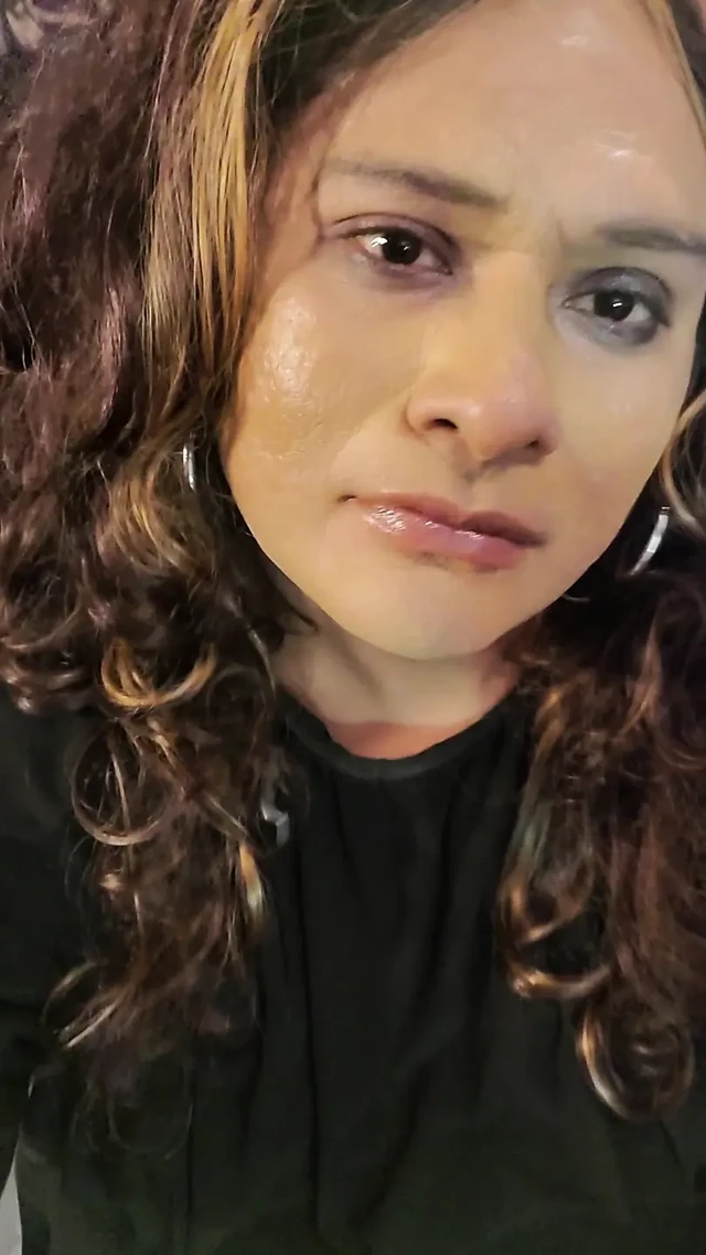 Seksi kadın latin vücudunu gösteriyor