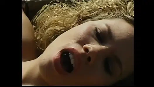 Seksi ev hanımı kıçından alıyor