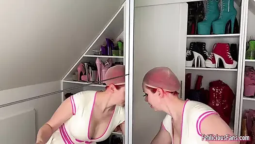 Yeni kadın maskeyi deniyor