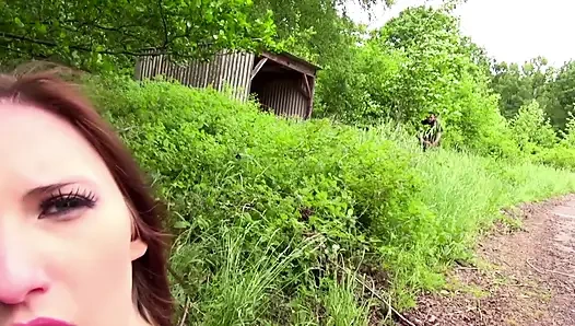 Azgın esmer açık havada amını parçalatıyor