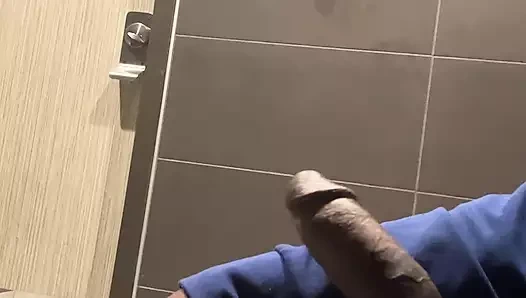 İşe gitmeden önce delirirken banyoda mastürbasyon yapıyor ve inliyor