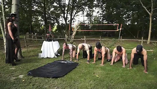 Sidik içen erkek seks köleleri sahibe tarafından kırbaçlıyor