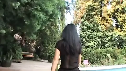 Çarpıcı ev hanımı havuzlu evde yaşayan sevgilisini ziyaret ediyor