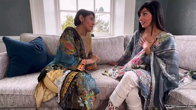 Разведенная бхабхи Sahara Knite лижет ее киску Chhotee Bhabhis